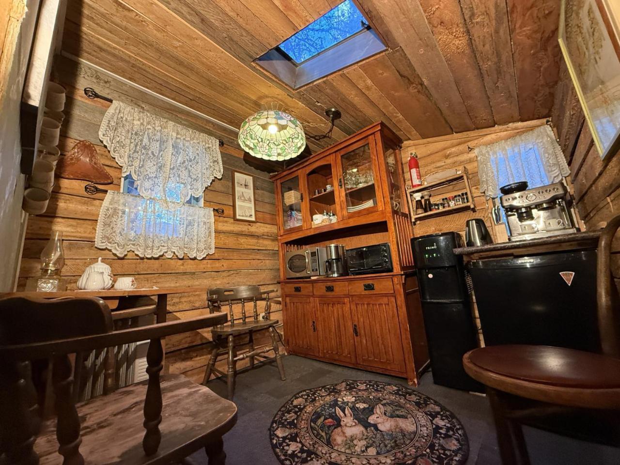 Rustic Cozy Cabin With Hot Tub Bragg Creek Exteriér fotografie
